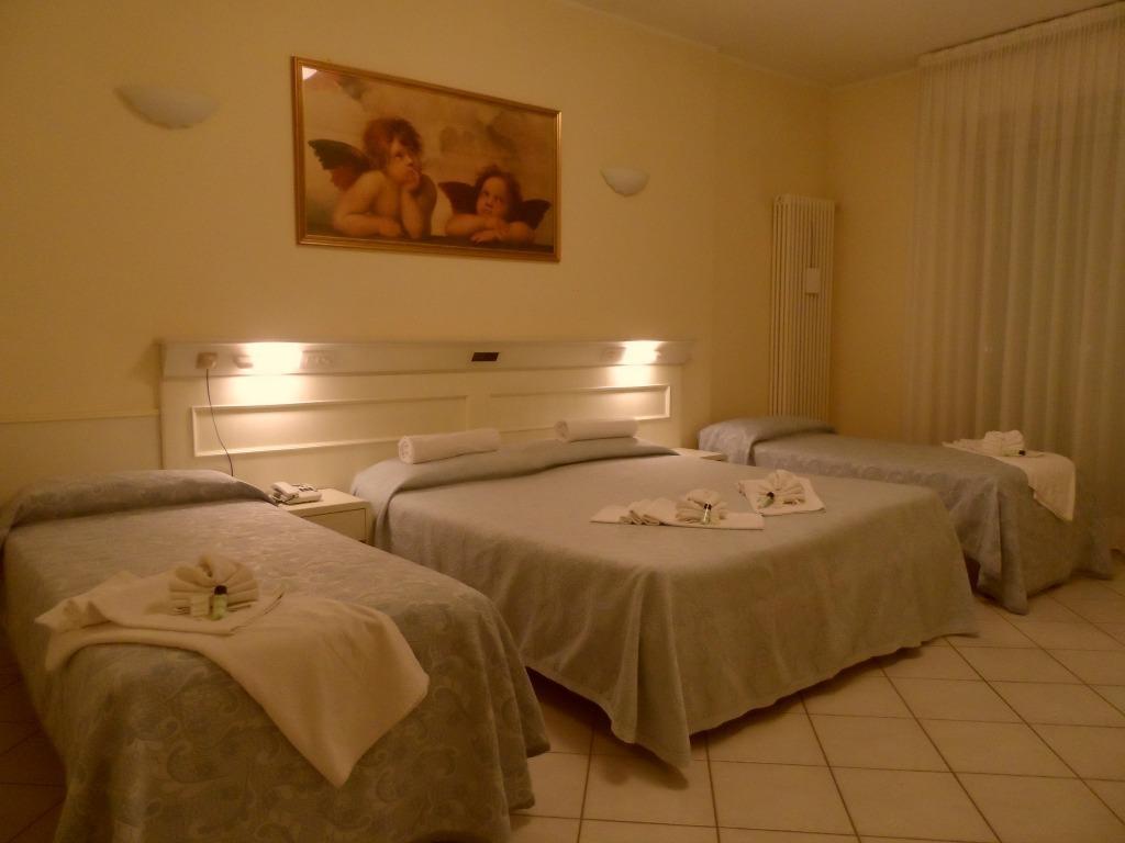 Hotel Arizona Riccione Quarto foto